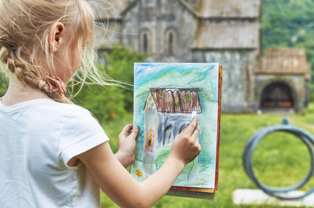 女学生在历史悠久的地方学习绘画图片下载