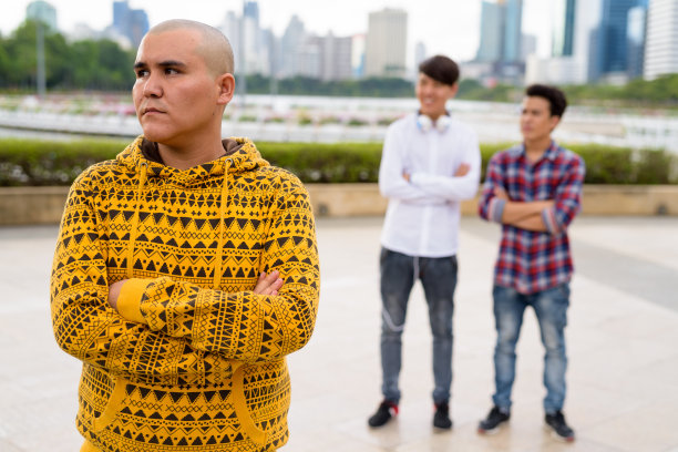 在泰国曼谷公园放松的三个年轻亚洲男性朋友素材图片