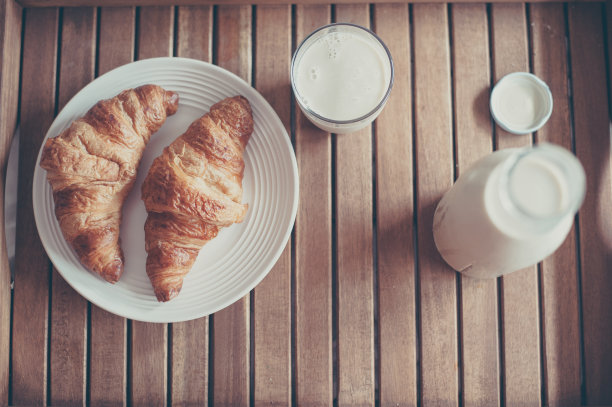 木制托盘上的早餐图片下载