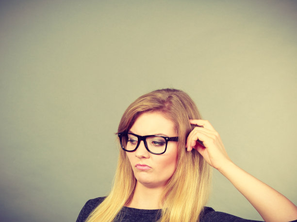 女人思考的特写面部表情图片下载