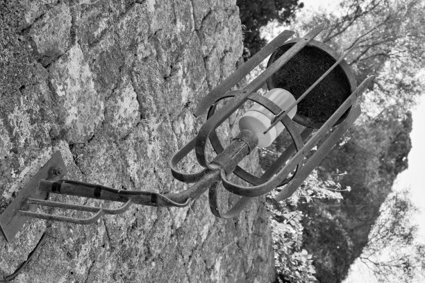 古老的墙上挂着灯图片下载