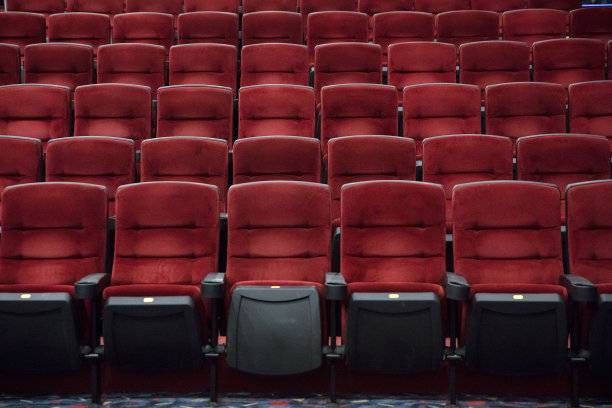 空荡荡的电影院，红色的椅子图片下载