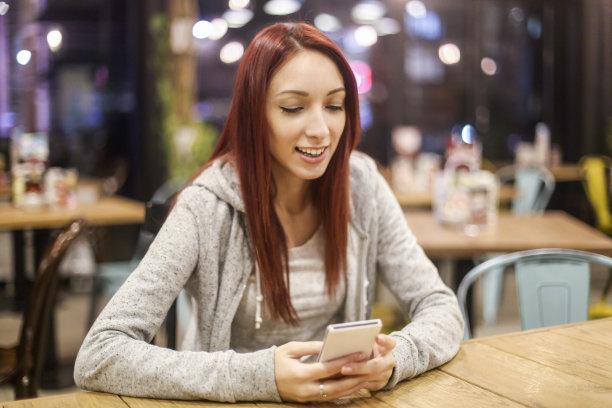 女人发短信图片下载