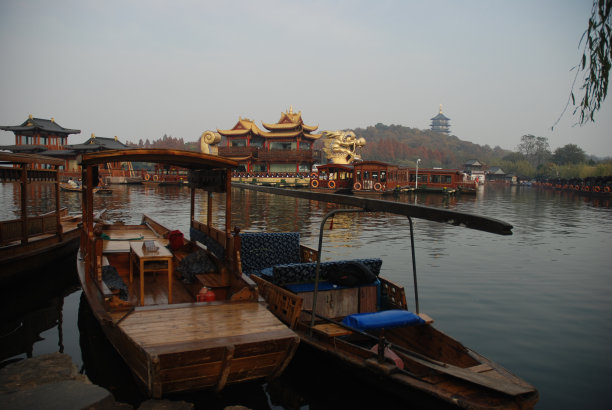 湖上的小船图片下载