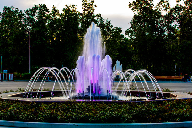 夏天的傍晚，城市公园里的彩色喷泉。图片下载