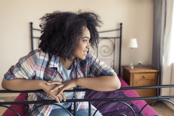 美丽的非洲女人在床上图片下载