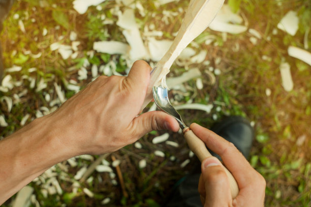 近距离木雕艺术家工作，男人的手由木头切割，调好的照片图片下载