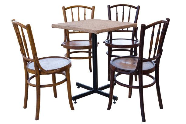 客厅或花园中以白色为背景的木桌和椅子，桌面上有织物网图片下载