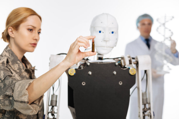 在秘密实验室工作的聪明而熟练的官员图片下载