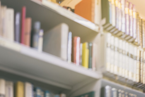 模糊的背景是一排排不同色彩的书籍躺在城市书店的书架上，古色古香的画面图片下载