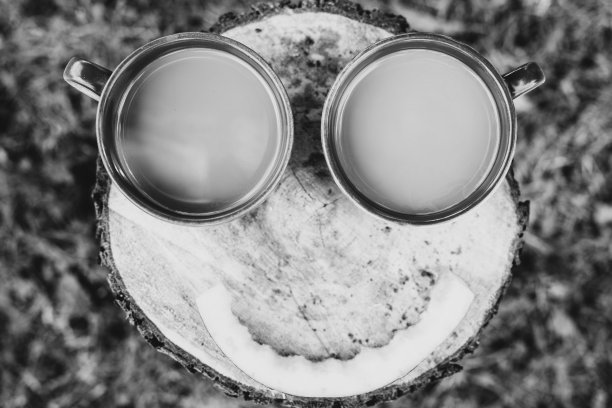 棕色杯子里的咖啡图片下载