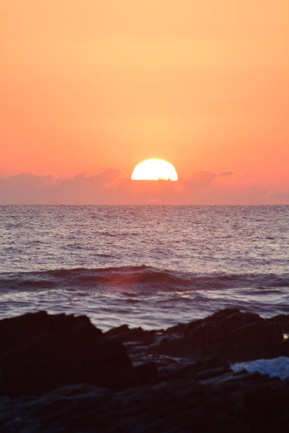 太阳从岩石上升起，日出图片下载