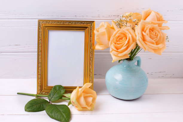 空框和蓝色花瓶里的玫瑰花图片下载