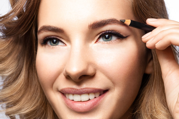 漂亮女人在画眉笔图片下载