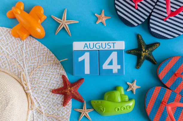 8月14日。8月14日日历与夏季海滩配件和旅行者服装的背景。夏日，度假概念图片下载
