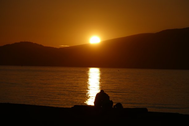 海滩上充满生气的日落图片下载
