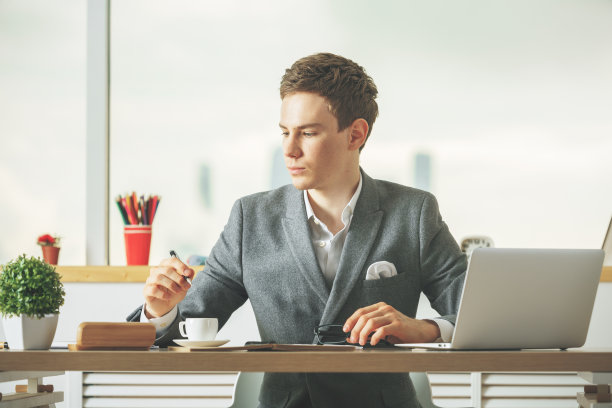 用笔记本电脑喝咖啡的男孩图片下载