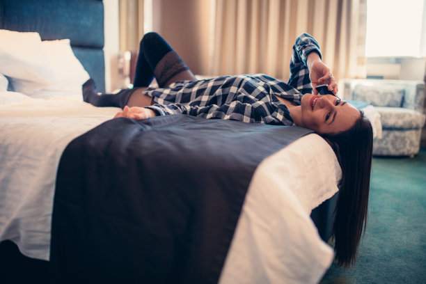 独自在酒店放松图片下载