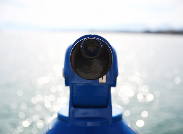 特写双目和海洋背景与美丽的模糊散焦图片下载