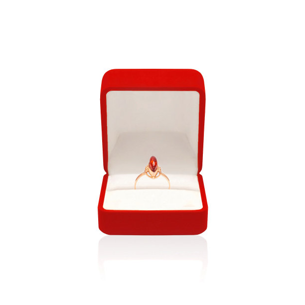 金色的戒指与琥珀在红色的盒子孤立在白色的背景图片下载