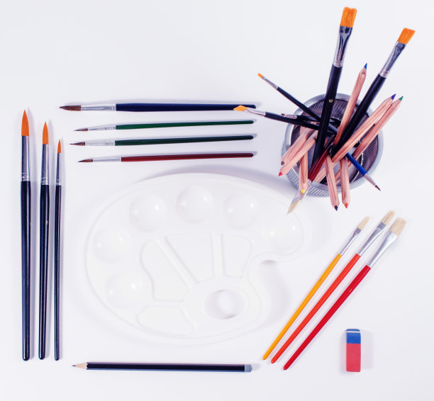 画笔和彩色铅笔。艺术与绘画背景图片下载