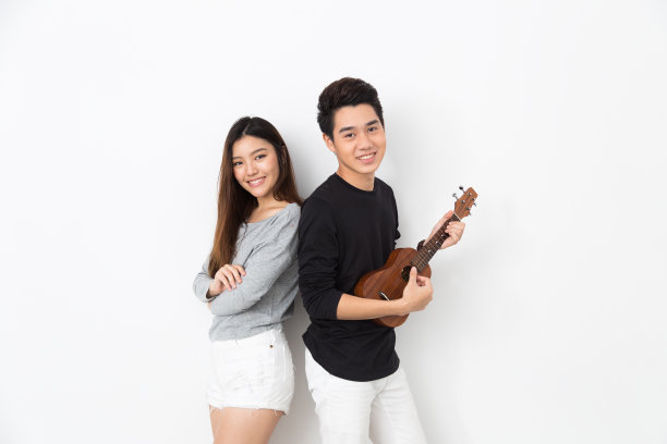 年轻的亚洲夫妇弹奏四弦琴图片下载