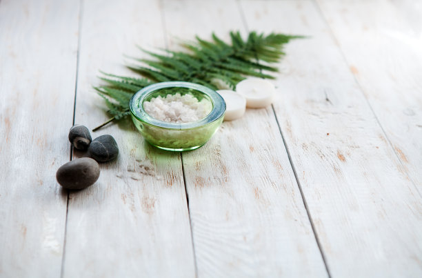 水疗概念，水疗背景，程式化的照片，俯视图，与一个文本空间，平铺海盐，乳液，蜡烛图片下载