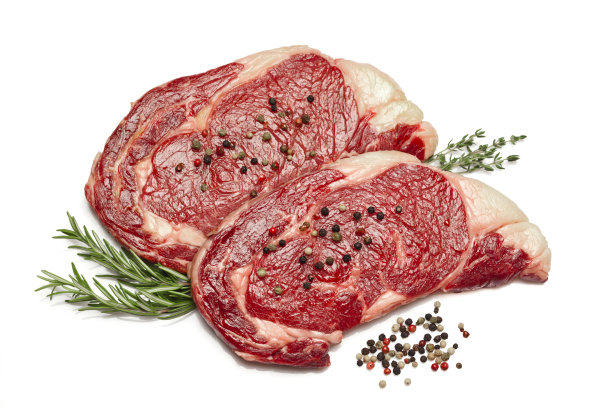 两块新鲜的生牛排和调味品孤立在白色背景图片下载