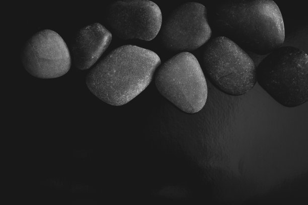 宝石上闪亮的豪华黑色为水疗、放松和冥想的背景概念图片下载