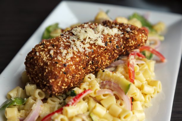 美味的芝麻比目鱼面沙拉图片下载