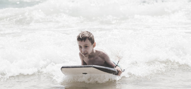 身体董事会的男孩图片下载