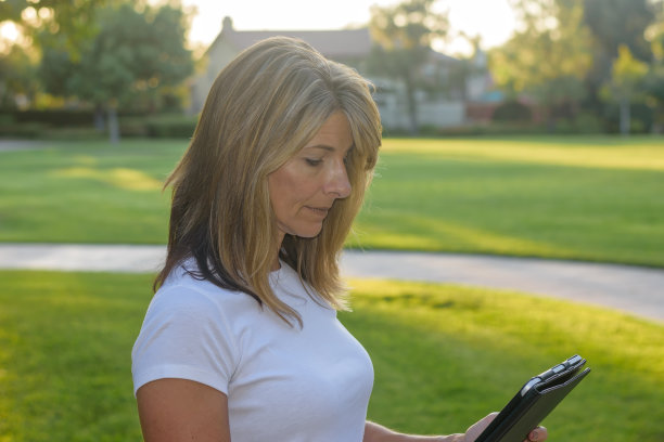 户外阅读平板电脑图片下载