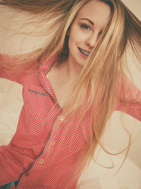 穿着可爱睡衣的年轻美女肖像图片下载