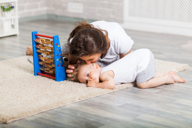 妈妈和她的儿子一起在室内玩图片下载