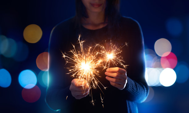 女性在庆祝活动中玩烟花图片下载