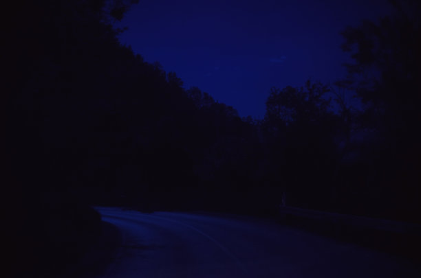 在夜晚的路上图片下载