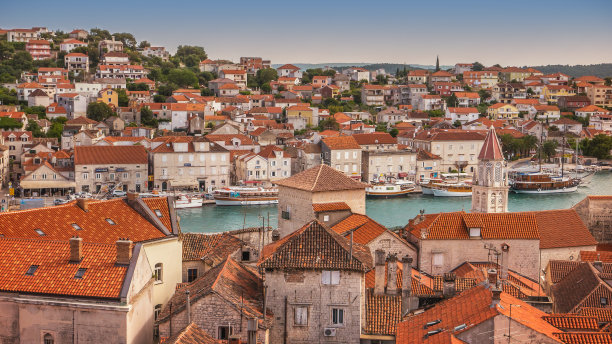 克罗地亚特罗吉尔，联合国教科文组织世界遗产的高角度视图。图片下载