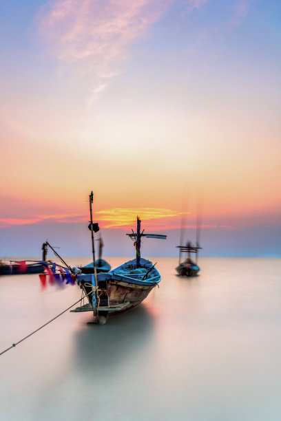 日出时分，海滩上的小渔船图片下载