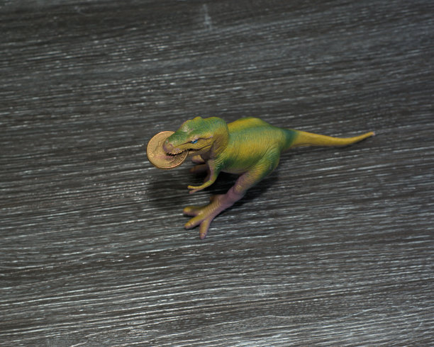 澳大利亚元硬币在恐龙的嘴里图片下载