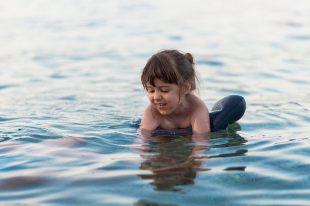 小孩在海里游泳。图片下载