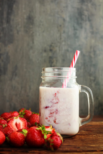 冰沙草莓或奶昔在罐子和篮子在老乡村的背景图片下载