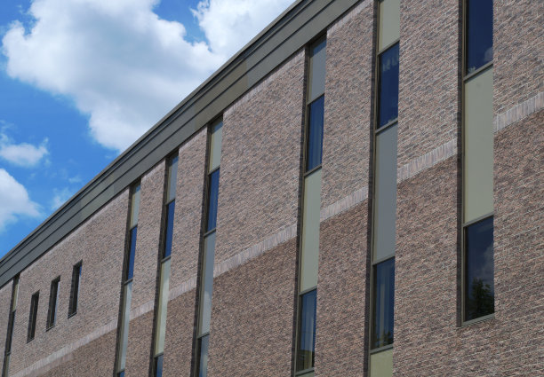 灰色砖建筑，窗户办公室外立面，市中心视角图片下载