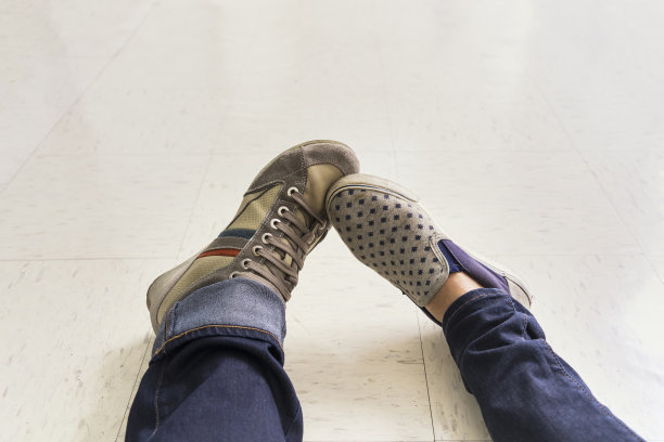 地上鞋匠和姑娘在一起的摘要图片下载