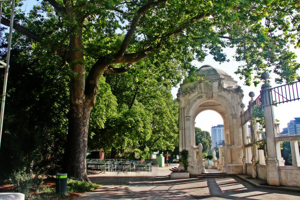 城市公园(城市公园)，在维也纳的公园被维也纳河分为两个部分，维也纳(Wien)，奥地利(Osterreich)图片下载