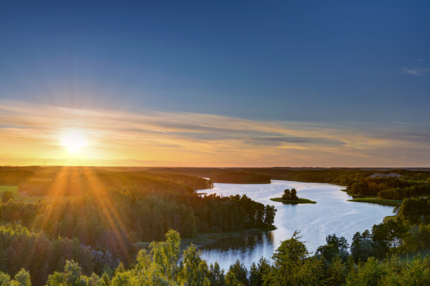 太阳落在耶泽勒沃湖上图片下载