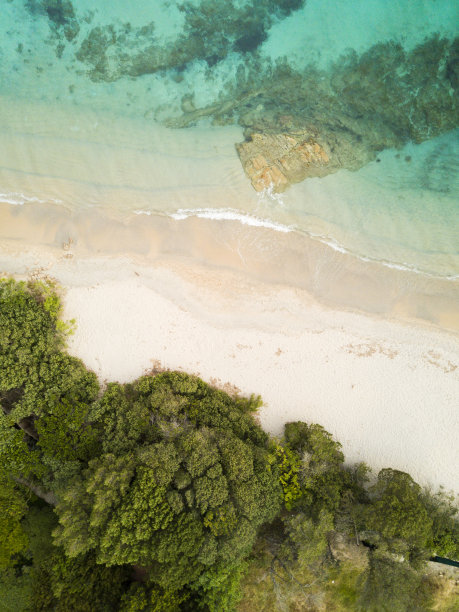 鸟瞰图撒丁岛翡翠海岸，与它的绿松石海。撒丁岛的翡翠海岸是世界上最美丽、最著名的海岸之一图片下载