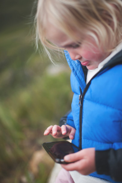 集中年轻女孩玩智能手机图片下载