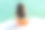 迷人的年轻女子坐在悬崖上看热带海洋图片下载