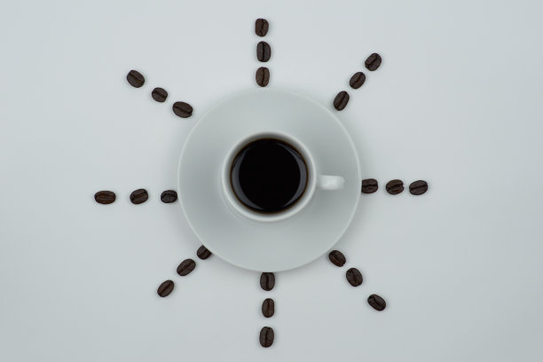白咖啡和豆子图片下载