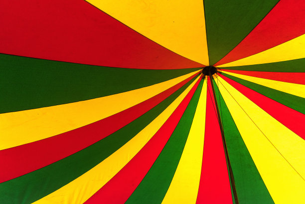 马戏团帐篷有绿、黄、红三种颜色，从下往上看，抽象的彩色背景图片下载